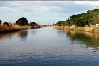 Stand Up Paddle sur les canaux d Aigues Mortes.jpg
